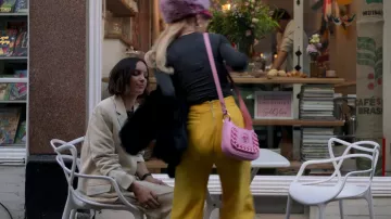 Sac à bandoulière Versace en rose porté par Keeley Jones (Juno Temple) comme on le voit dans Ted Lasso (saison 3 épisode 7)