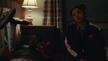 Nike Track Jacket porté par Emma (Christine Ko) comme on le voit dans DAVE (saison 3 épisode 5)