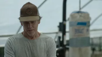 Casquette REI Co-op Out There Together portée par Jeff McAllister (Kevin Bacon) comme on le voit dans les tenues de film Space Oddity