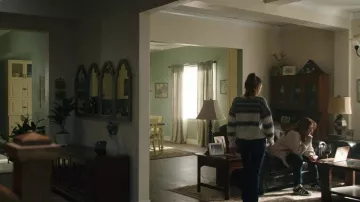 Baskets Adidas portées par Amy Davidson (Edie Falco) vues dans Bupkis (S01E04)