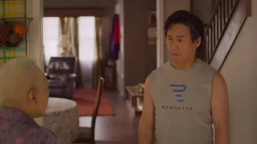 Rowgatta Gym Physical Fitness Center camiseta sin mangas usada por Wally (B.D. Wong) como se ve en Awkwafina es Nora de Queens (S03E02)