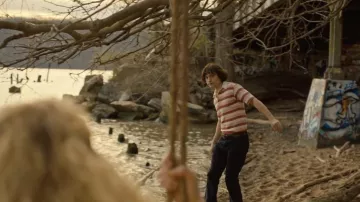Polo à rayures roses porté par Danny Sullivan (Tom Holland) dans la série télévisée The Crowded Room (saison 1, épisode 1)