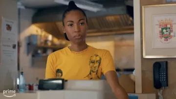 Camiseta amarilla usada por Nellie (Kita Updike) como se ve en The Horror of Dolores Roach (Temporada 1)