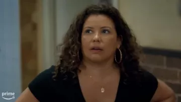 Pendientes de lazo usados por Dolores Roach (Justina Machado) como se ve en The Horror of Dolores Roach (Temporada 1)