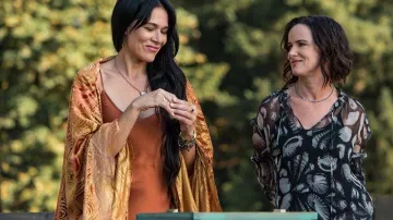 Orange Swirl Kaften worn by Lottie (Simone Kessell) in Yellowjackets (S02E03)