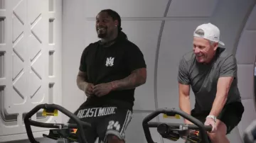 T-shirt noir Amiri porté par Marshawn Lynch dans l’émission télévisée Stars on Mars (S01E01)