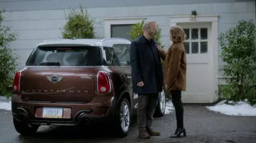 Abrigo usado por William Henry Devereaux, Jr. (Bob Odenkirk) como se ve en Lucky Hank (Temporada 1 Episodio 8)