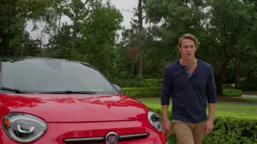 Camiseta azul Henley usada por Jesse (Luke Bracey) como se ve en One True Loves