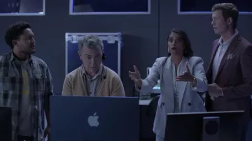 Chaqueta Blazer usada por JJ (Anders Holm) como se ve en The Muppets Mayhem (S01E08)