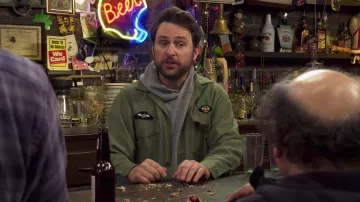 Veste militaire portée par Charlie Kelly (Charlie Day) dans It’s Always Sunny in Philadelphia (saison 16, épisode 3)