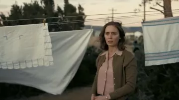 Cardigan porté par Kitty Oppenheimer (Emily Blunt) comme on le voit dans les tenues de film Oppenheimer