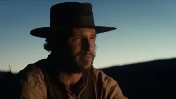 Black hat worn by Tommy Walsh (Jamie Bell) as seen in Surrounded