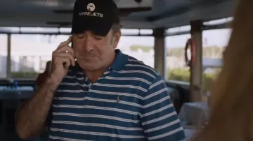 Ralph Lauren Polo rayé porté par Wallstreet Guy (Matt Walton) comme on le voit dans le film No Hard Feelings