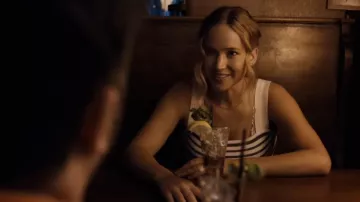 Haut rayé porté par Maddie (Jennifer Lawrence) comme on le voit dans No Hard Feelings