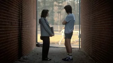 Blue Nike Sneakers worn by Steve Harrington (Joe Keery) in Stranger Things TV show (S02E03)