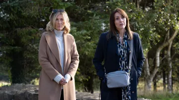 Manteau bleu marine porté par Becca (Suranne Jones) vu dans le Maryland (S01E01)