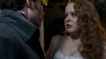 Collier de charmes porté par Penelope Featherington (Nicola Coughlan) comme on le voit dans Bridgerton (saison 3 épisode 2)