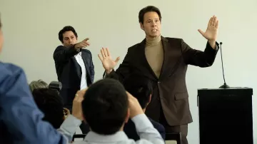 Haut à col roulé porté par Rick Klingman (Ike Barinholtz) comme on le voit dans le film Maximum Truth