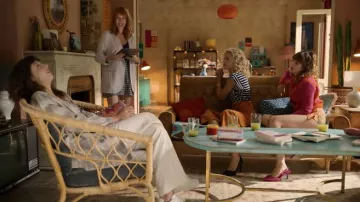 The orange pants worn by Nerea (Teresa Riott) in Valeria (S03E05)