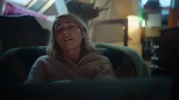 The buttoned hot cardigan worn by an actress in the "SFR" commercial with Bruno P.