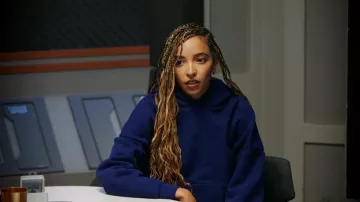 Sweat à capuche bleu porté par Tinashe vu dans Stars on Mars (S01E03)