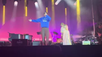 Le hoodie bleu porté par Georgio au concert de Coeur de Pirate aux Francos de Montréal le 11 juin 2023