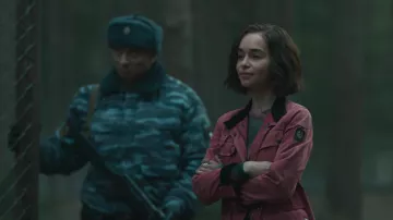 Belstaff Pink Jacket porté par G’iah (Emilia Clarke) comme on le voit dans Secret Invasion (saison 1 épisode 1)