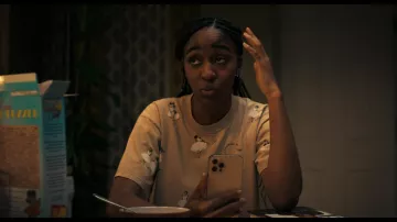 T-shirt imprimé de danseurs porté par Sydney Adamu (Ayo Edebiri) vu dans The Bear (S02E04)