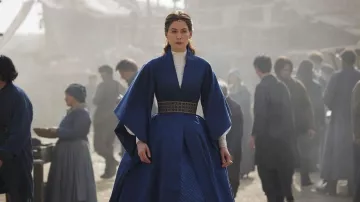 Vestido azul usado por Moiraine Damodred (Rosamund Pike) como se ve en The Wheel of Time Outfits (Temporada 2)