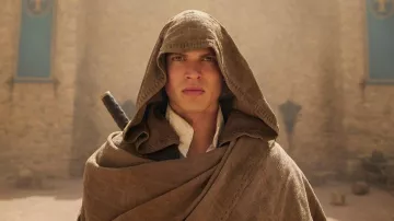 Robe portée par Rand al’Thor (Josha Stradowski) comme on le voit dans La Roue du Temps (saison 2)