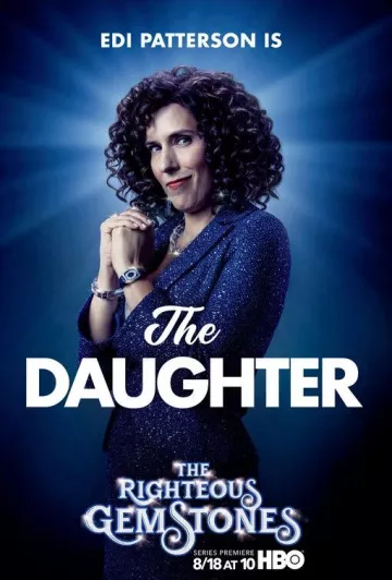 Montre bleue portée par Edi Patterson sur la couverture des personnages de la saison 1 de The Righteous Gemstones