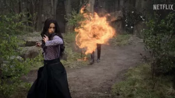 Haut violet porté par Yennefer (Anya Chalotra) comme on le voit dans la garde-robe de la série télévisée The Witcher (saison 3)