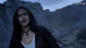 Pendentif collier porté par Yennefer (Anya Chalotra) comme on le voit dans la garde-robe de la série télévisée The Witcher (saison 3)