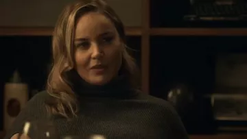 Pull côtelé à col roulé porté par Cathy Mueller (Abbie Cornish) comme on le voit dans Tom Clancy’s Jack Ryan (saison 4)