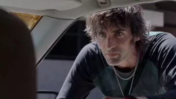 T-shirt Raglan à manches longues porté par Tyler (Tyson Ritter) comme on le voit dans Prisoner’s Daughter