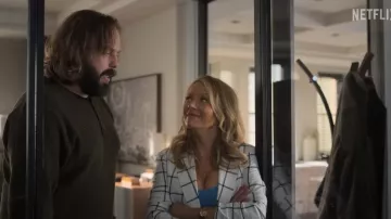 Veste White Blazer portée par Lorna (Becki Newton) comme on le voit dans The Lincoln Lawyer (saison 2)