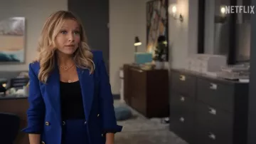 Colliers en or portés par Lorna (Becki Newton) comme on le voit dans The Lincoln Lawyer (saison 2)