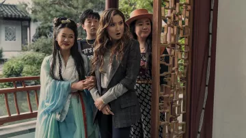Plaid Blazer Jacket porté par Audrey (Ashley Park) comme on le voit dans Joy Ride