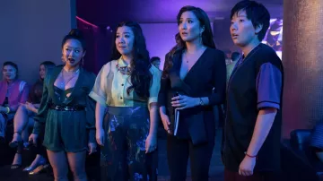 Combishort vert porté par Kat (Stephanie Hsu) comme on le voit dans Joy Ride Wardrobe