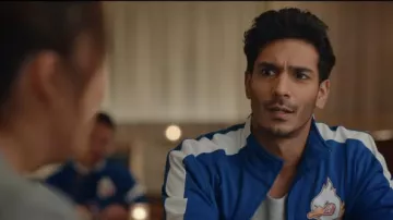 Veste Blue Track portée par Boy (Kanishk Mahawar) vue dans Joy Ride