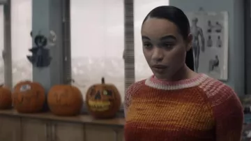 Pull coloré porté par Miss Devine (Cleopatra Coleman) comme on le voit dans le film Cobweb
