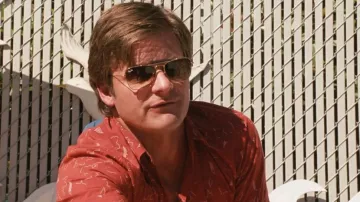 Chemise imprimée rouge portée par Frank Heffley (Steve Zahn) dans Diary of a Wimpy Kid: Dog Days