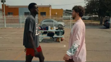 Pull blanc à manches longues avec des fleurs portées par Jeremy (Jack Harlow) dans le film White Men Can’t Jump