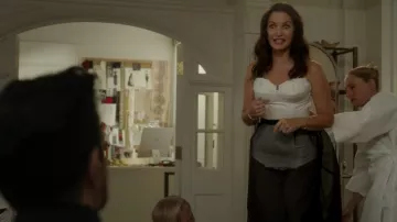 Corset blanc porté par Charlotte York (Kristin Davis) comme on le voit dans And Just Like That... Garde-robe de série TV (S02E01)