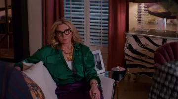 Veste zippée verte portée par Madolyn Addison (Kim Cattrall) dans la série télévisée glamour Wardrobe (S01E09)
