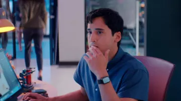 Chemise bleue à manches courtes portée par Ben (Michael Hsu Rosen) dans Glamorous (S01E08)