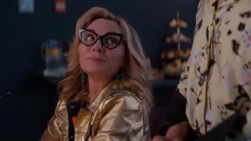 Veste dorée portée par Madolyn Addison (Kim Cattrall) dans Glamorous (saison 1 épisode 5)