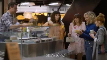 Robe rose avec homards et imprimé crème glacée portée par Carmen (Paula Malia) dans Valeria (saison 3 épisode 7)
