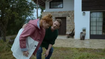 Le ciré à capuche bicolore vieux rose et ecru à l'intérieur rayé porté par Valeria (Diana Gómez) dans la série Valeria (S03E06)