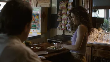 Haut lilas porté par Candy (Emmy Rossum) vu dans la série télévisée The Crowded Room (S01E05)